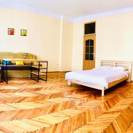 Apartment Near Opera On Horodotska 11 Lviv Buitenkant foto